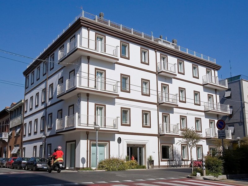 Card International 1 - Exterior