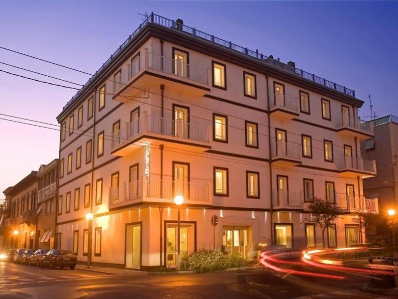 Card International 4 - Exterior