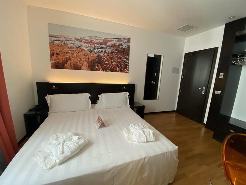 Card International 25 - Room Example