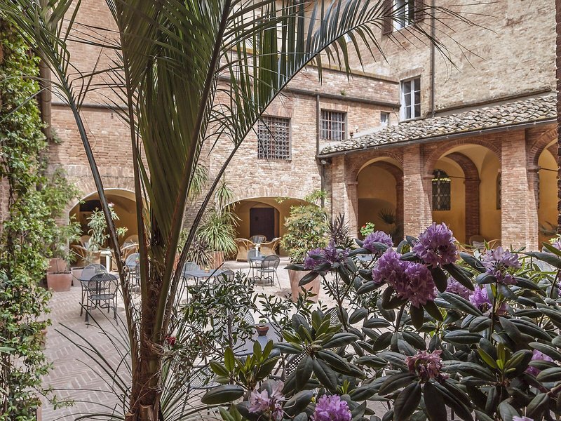 Il Chiostro Del Carmine