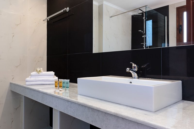 Costa Lindia Blue Star 31 - Bathroom Example