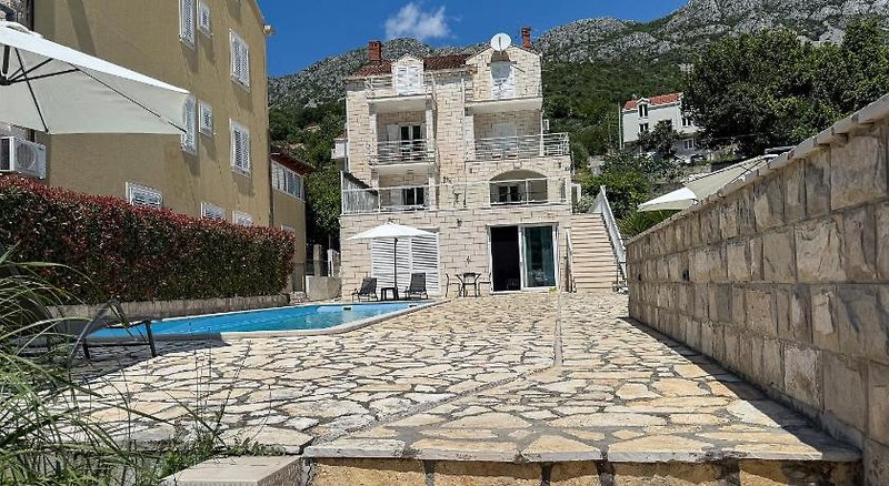 Apartments Pralas