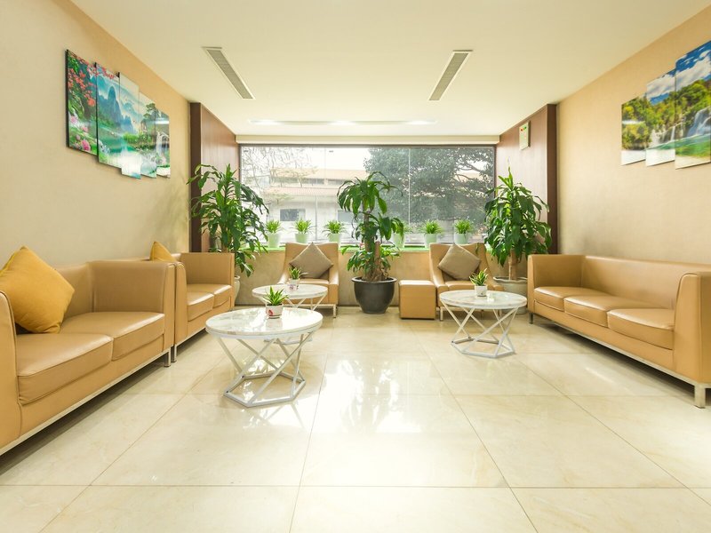 Thang Long Hotel by OYO Rooms 6