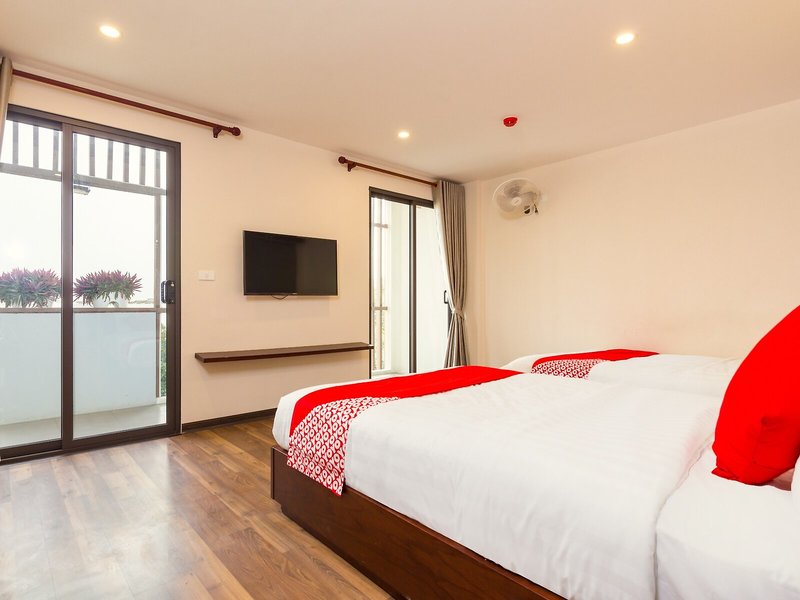 Thang Long Hotel by OYO Rooms 10