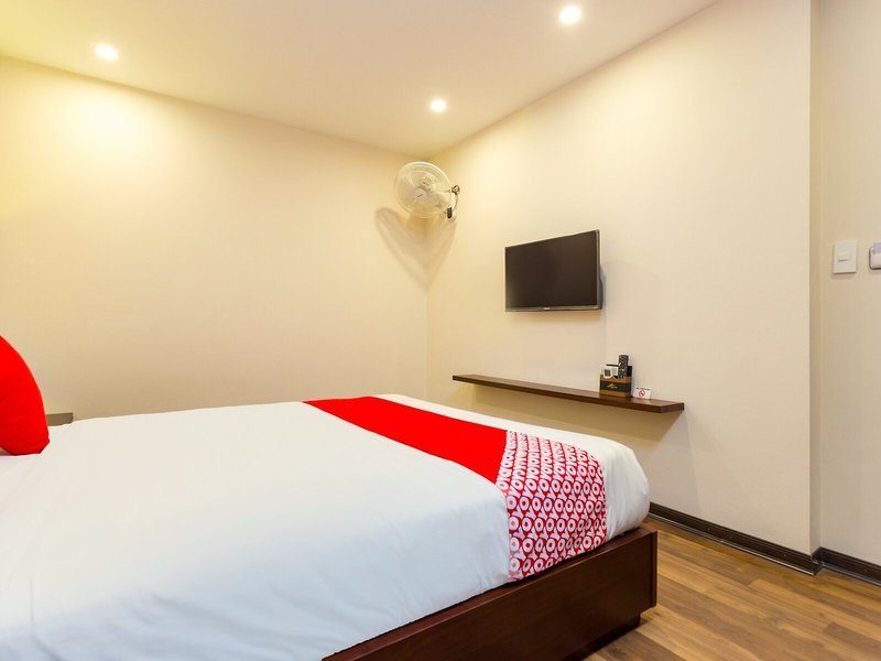 Thang Long Hotel by OYO Rooms 11