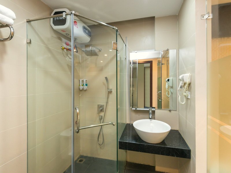 Thang Long Hotel by OYO Rooms 22