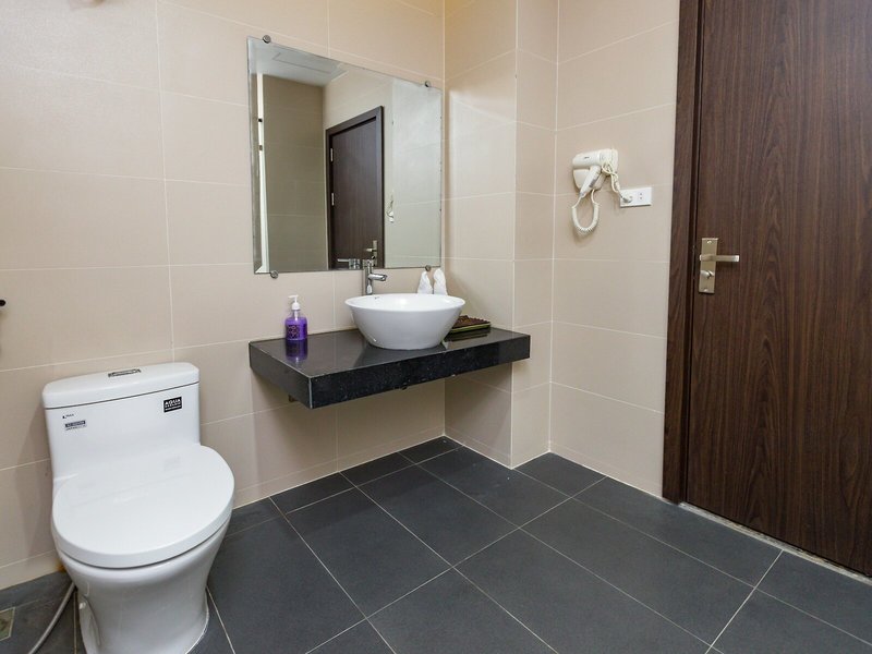 Thang Long Hotel by OYO Rooms 27