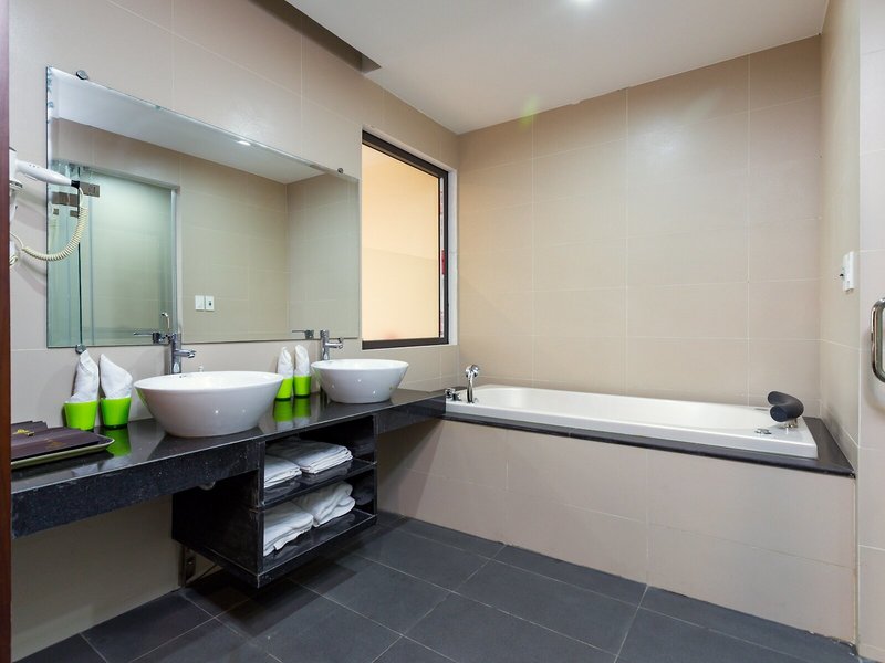 Thang Long Hotel by OYO Rooms 50