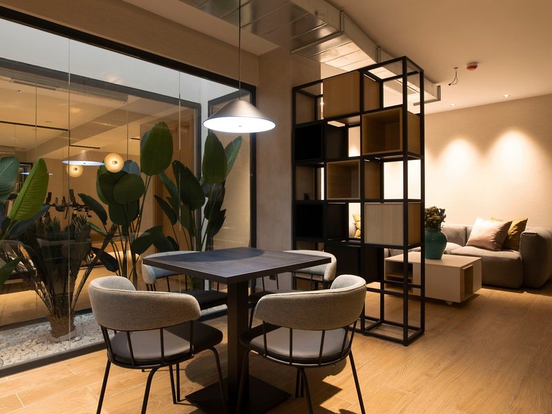 Goodnight Cadiz Apartments 8