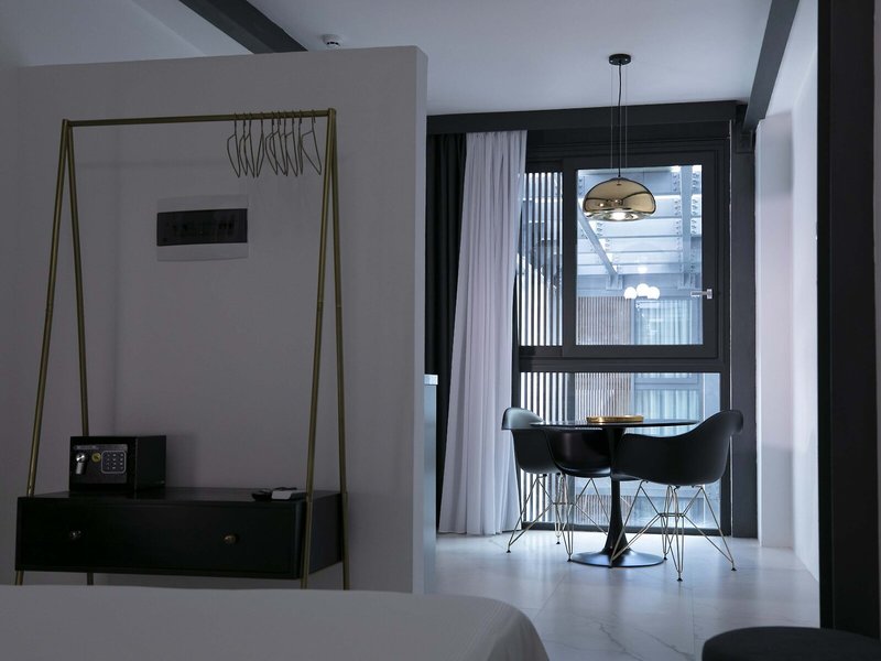 Azzoli Apartments & Skypool 19