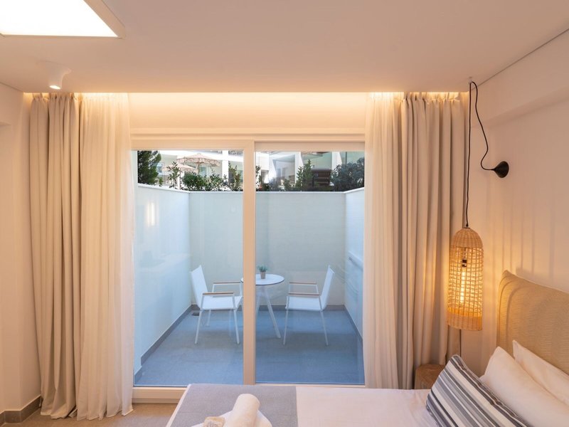 Mirablue Luxury Residences 18