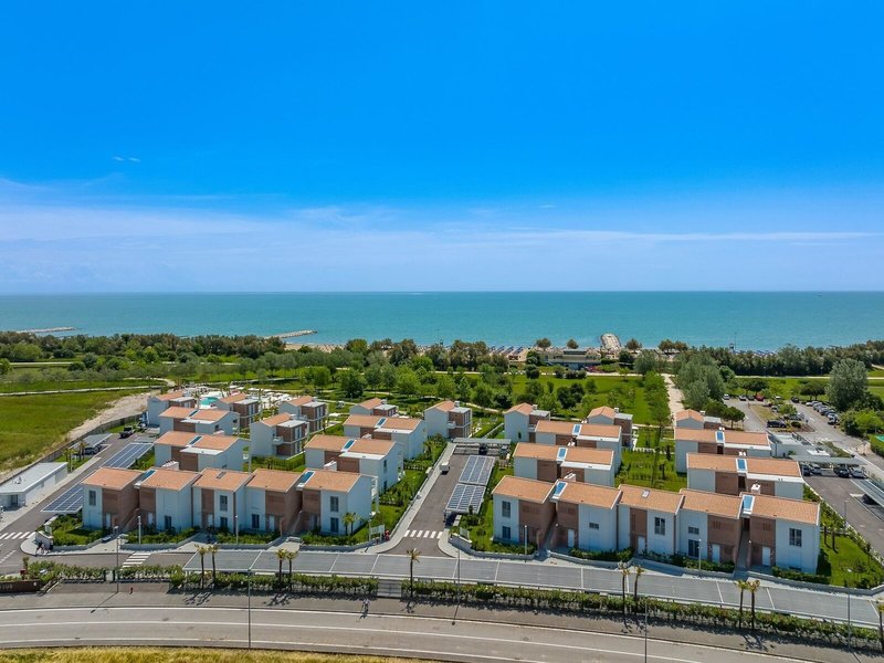 Pareus Beach Resort 2