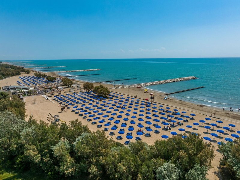 Pareus Beach Resort 3
