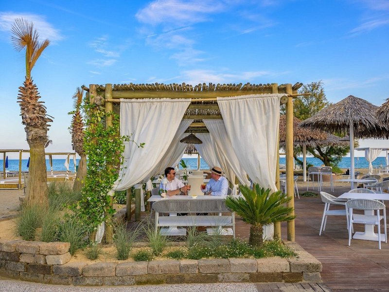Pareus Beach Resort 4