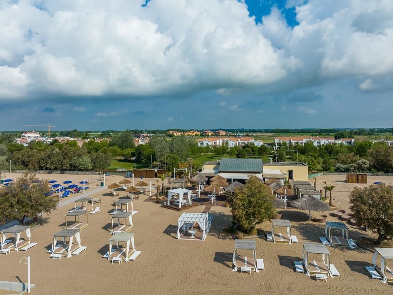Pareus Beach Resort 5