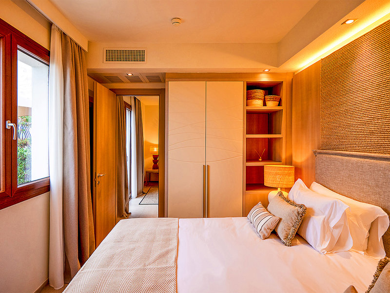 Mangia's Santa Teresa Sardinia, Curio Collection by Hilton 8