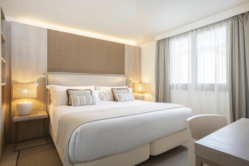 Mangia's Santa Teresa Sardinia, Curio Collection by Hilton 89