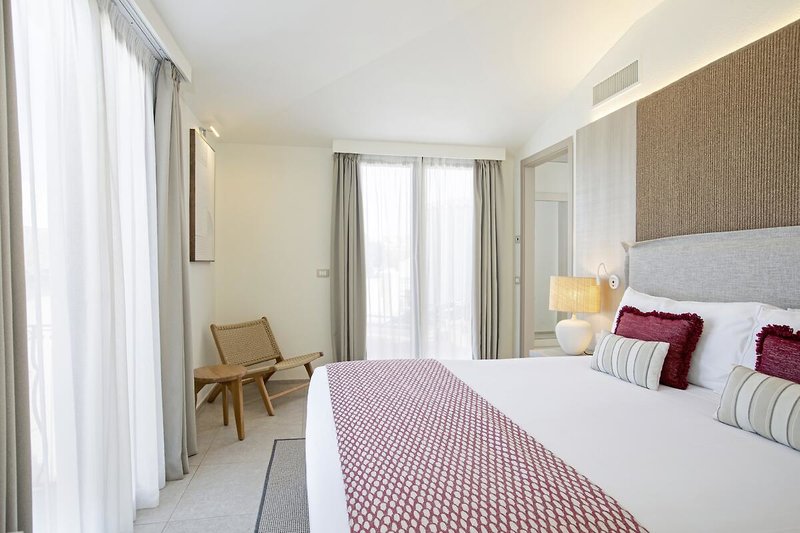Mangia's Santa Teresa Sardinia, Curio Collection by Hilton 23