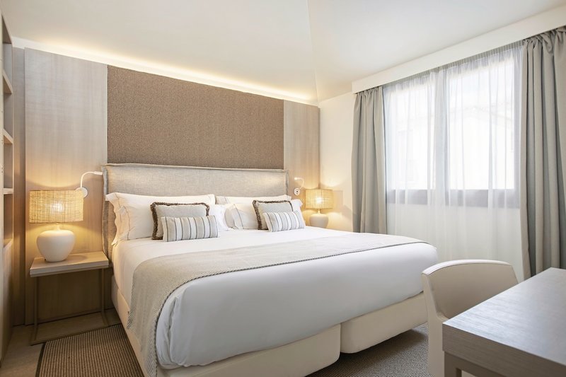 Mangia's Santa Teresa Sardinia, Curio Collection by Hilton 33