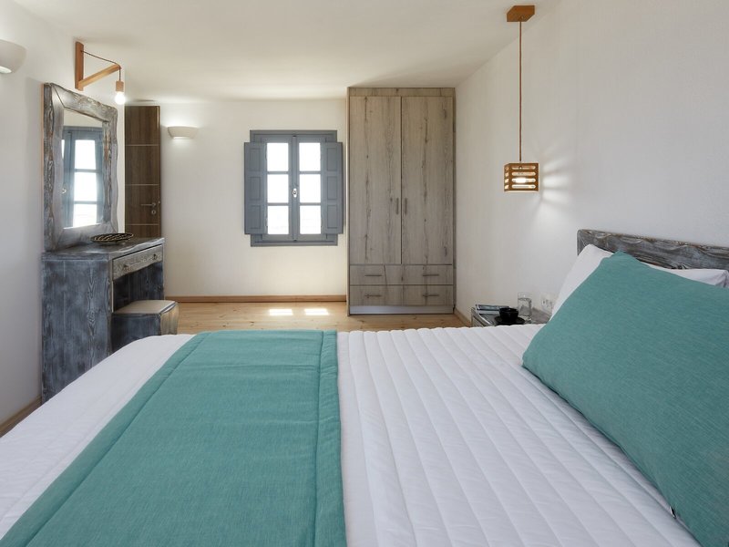 Symmetry Suites 32