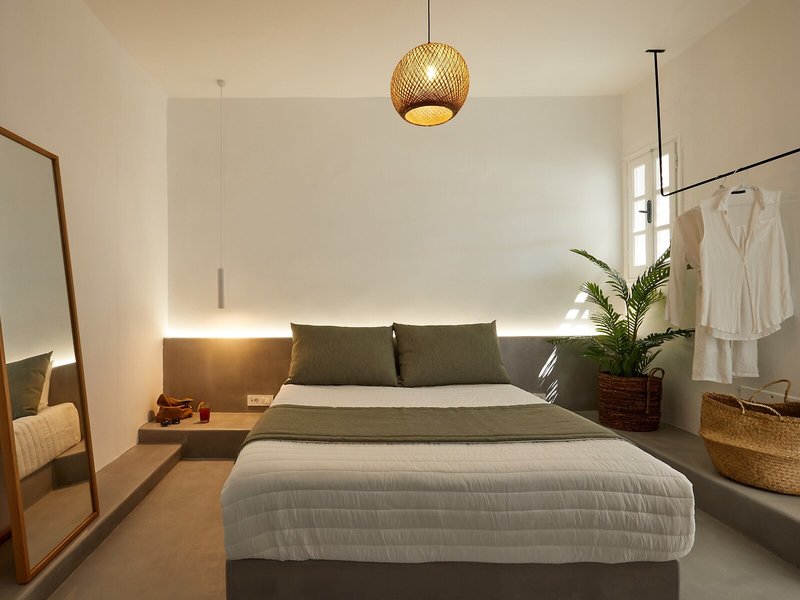 Symmetry Suites 33