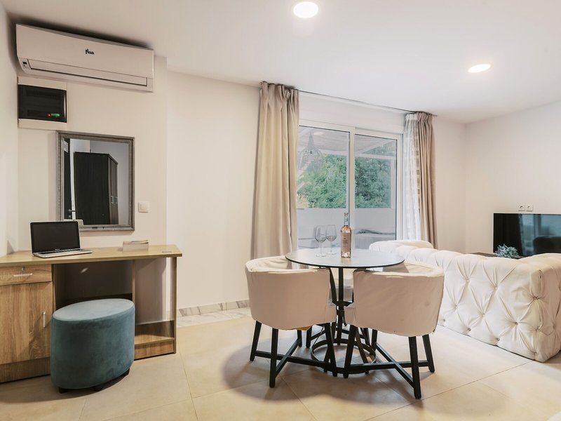 Bamboo Suites 43