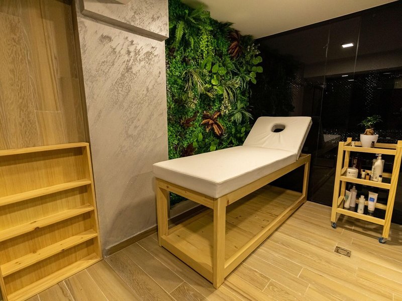 Ames Hotel & Spa 27