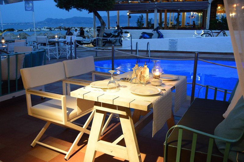 Oasis Beach Hotel & Spa 8