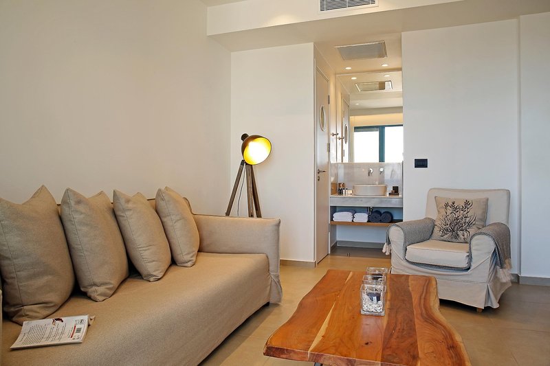 Oasis Beach Hotel & Spa 18