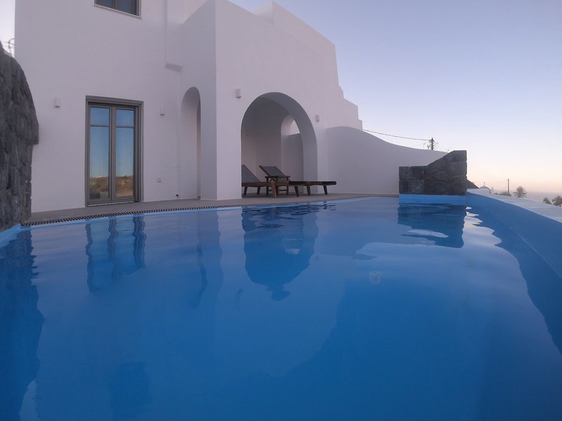 Amphitrite Suites Santorini 15