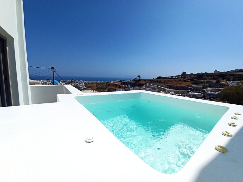 Amphitrite Suites Santorini 16