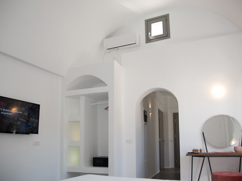 Amphitrite Suites Santorini 27