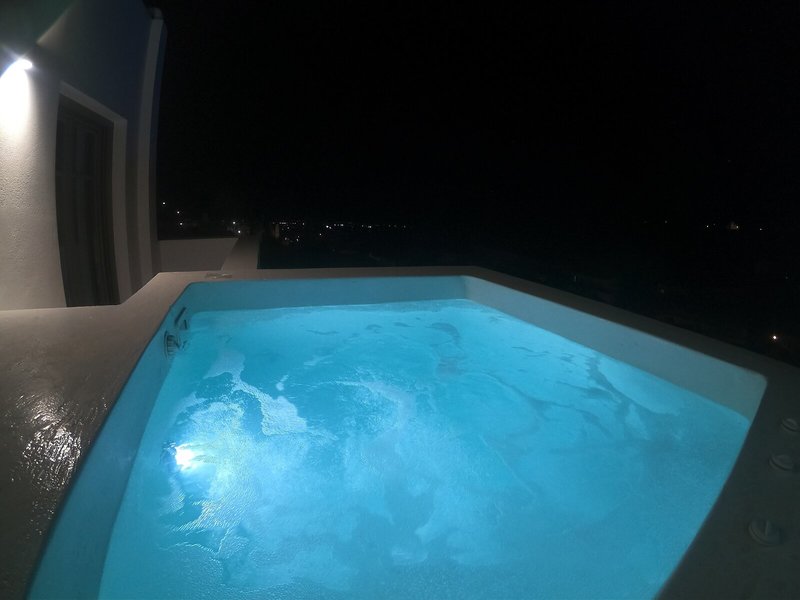 Amphitrite Suites Santorini 37