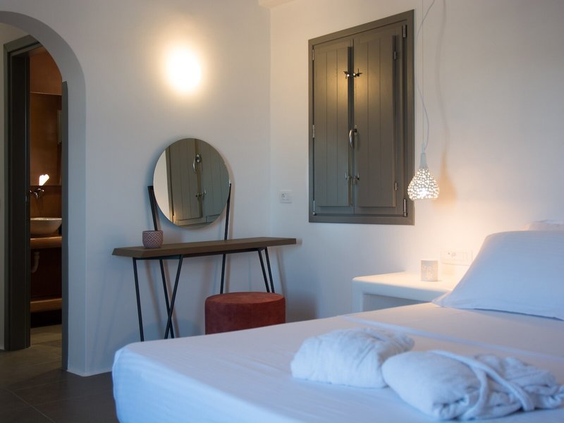 Amphitrite Suites Santorini 42