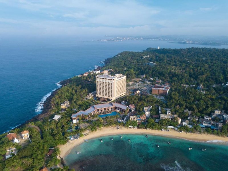 Araliya Beach Resort & Spa 9