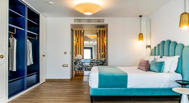 Cresanto Luxury Suites 3