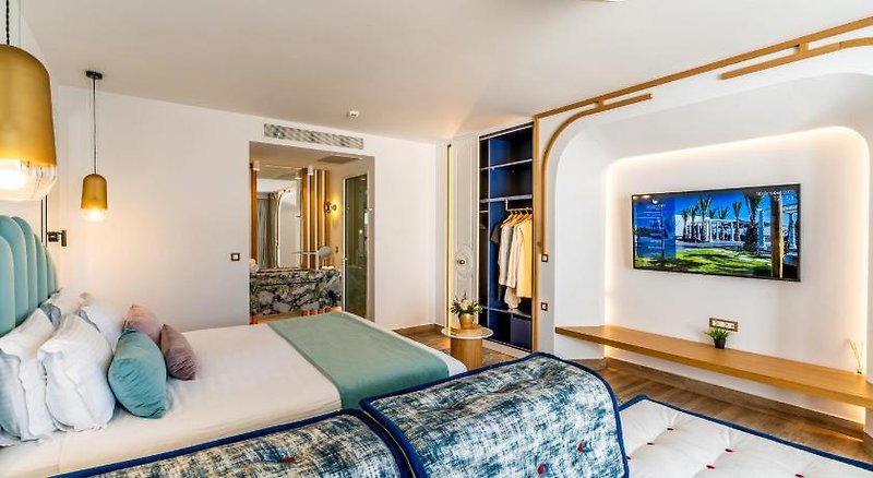 Cresanto Luxury Suites 4