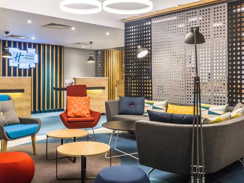 Holiday Inn Express Cambridge West - Cambourne 8