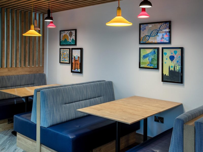 Holiday Inn Express Cambridge West - Cambourne 15