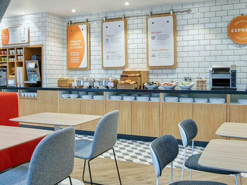 Holiday Inn Express Cambridge West - Cambourne 19