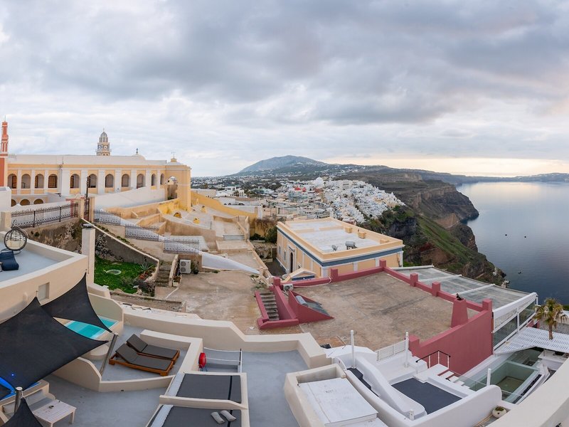 Caldera Cliff Illusion Suites 3