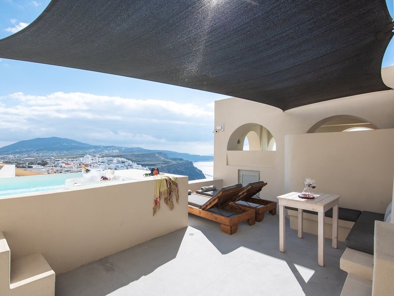 Caldera Cliff Illusion Suites 10