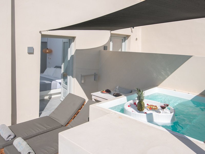 Caldera Cliff Illusion Suites 12