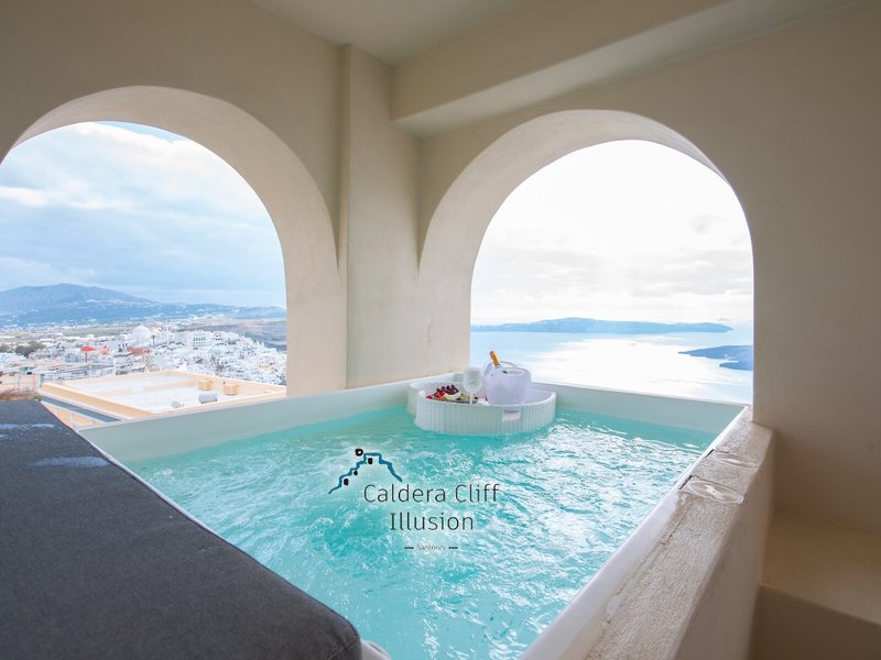 Caldera Cliff Illusion Suites 13