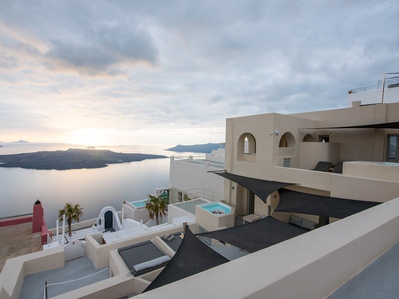 Caldera Cliff Illusion Suites 14