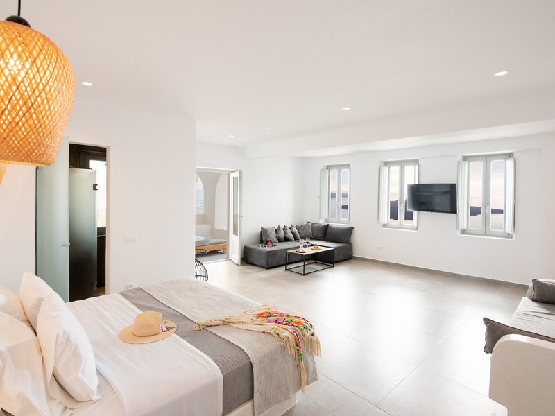 Caldera Cliff Illusion Suites 20