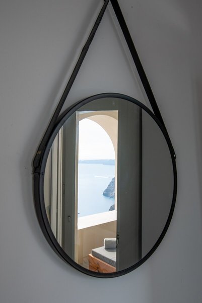 Caldera Cliff Illusion Suites 40