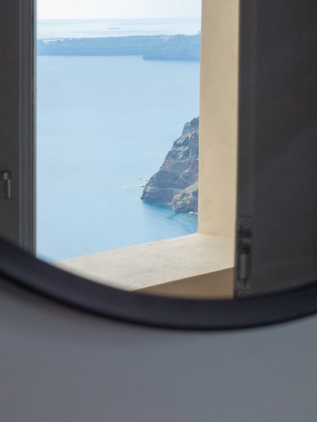 Caldera Cliff Illusion Suites 49
