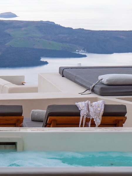 Caldera Cliff Illusion Suites 50
