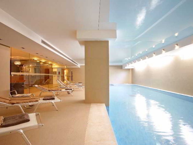 Atrium 9